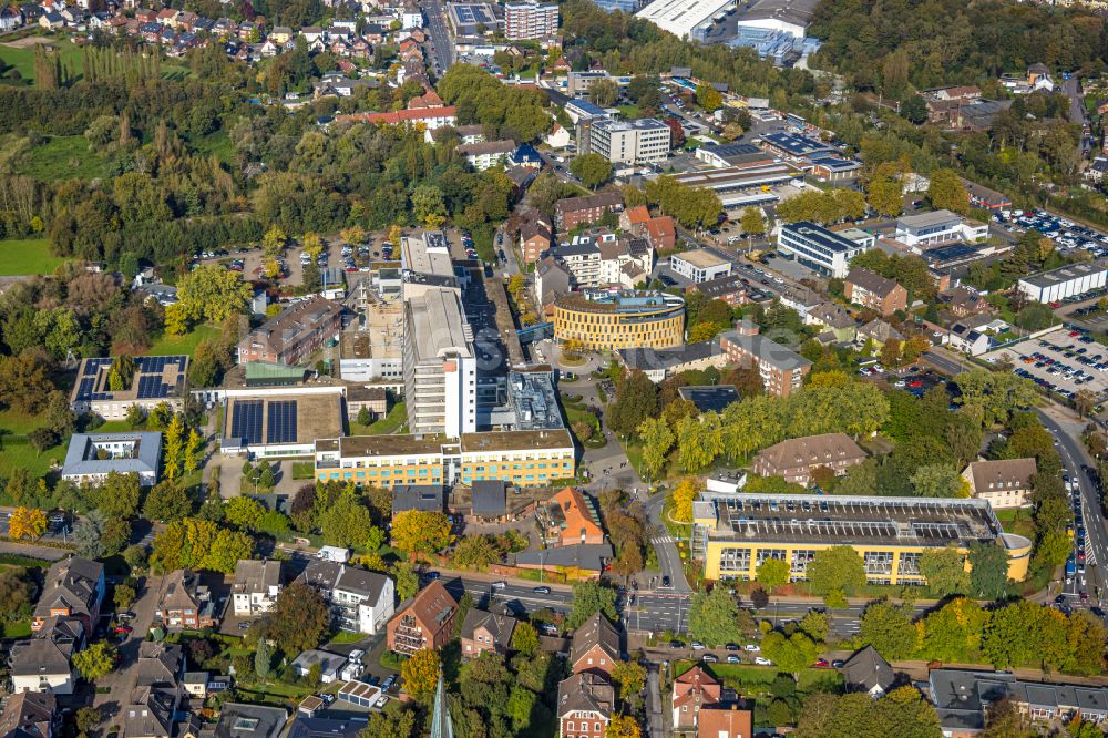 Lünen von oben - Baustelle zur Sanierung eines Gebäudes auf dem Klinikgelände des Krankenhauses St. Marien Hospital in Lünen im Bundesland Nordrhein-Westfalen, Deutschland