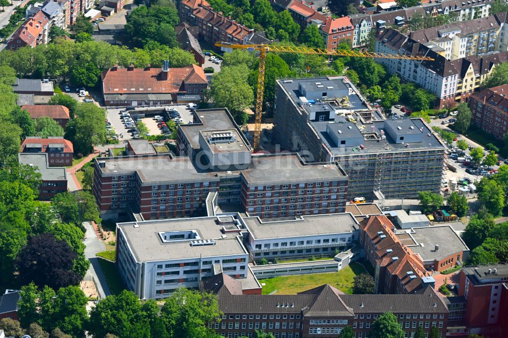 Kiel aus der Vogelperspektive: Baustelle zur Sanierung eines Gebäudes auf dem Klinikgelände des Krankenhauses Städtisches Krankenhaus in Kiel im Bundesland Schleswig-Holstein, Deutschland