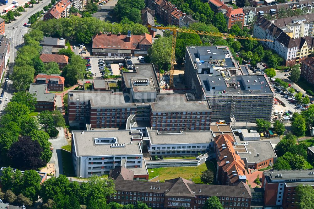 Luftbild Kiel - Baustelle zur Sanierung eines Gebäudes auf dem Klinikgelände des Krankenhauses Städtisches Krankenhaus in Kiel im Bundesland Schleswig-Holstein, Deutschland