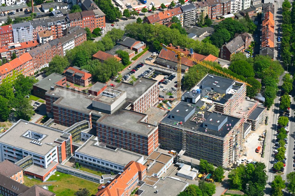 Kiel von oben - Baustelle zur Sanierung eines Gebäudes auf dem Klinikgelände des Krankenhauses Städtisches Krankenhaus in Kiel im Bundesland Schleswig-Holstein, Deutschland