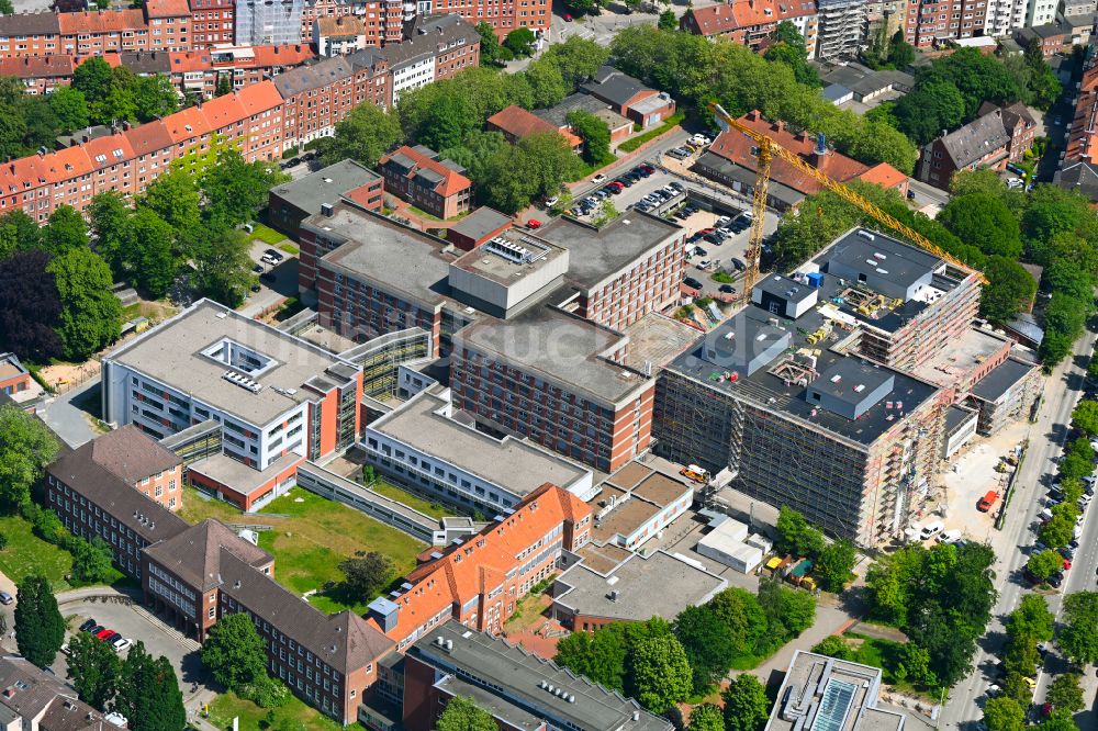 Kiel aus der Vogelperspektive: Baustelle zur Sanierung eines Gebäudes auf dem Klinikgelände des Krankenhauses Städtisches Krankenhaus in Kiel im Bundesland Schleswig-Holstein, Deutschland