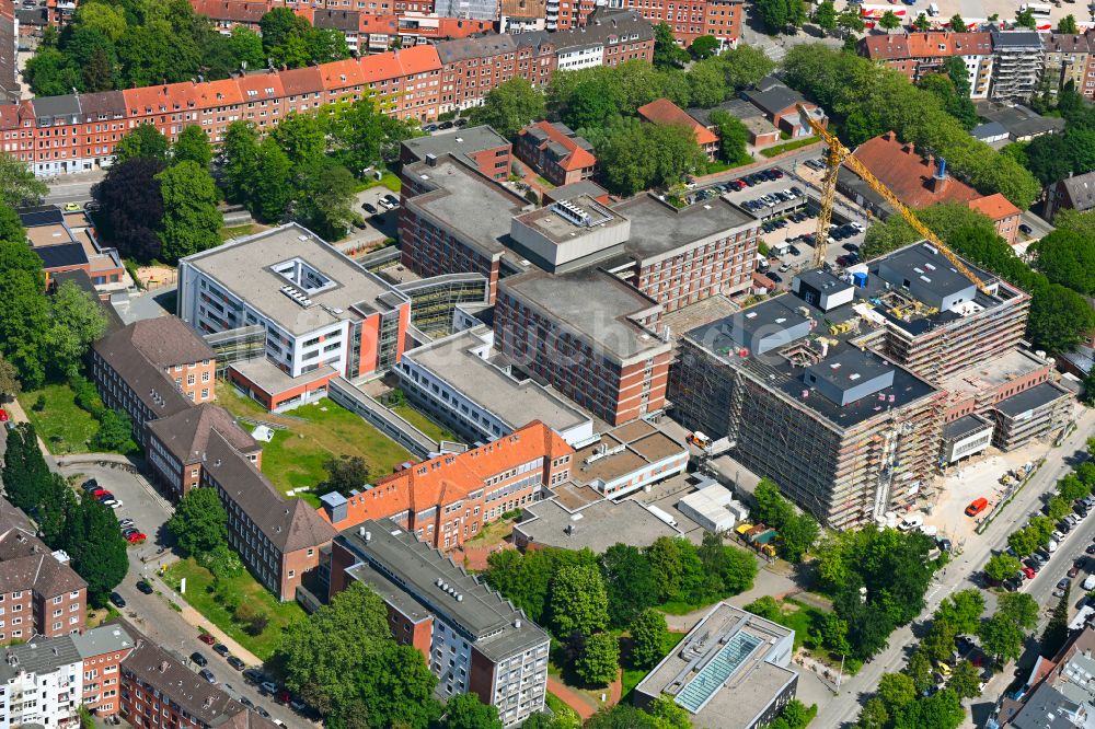 Luftaufnahme Kiel - Baustelle zur Sanierung eines Gebäudes auf dem Klinikgelände des Krankenhauses Städtisches Krankenhaus in Kiel im Bundesland Schleswig-Holstein, Deutschland