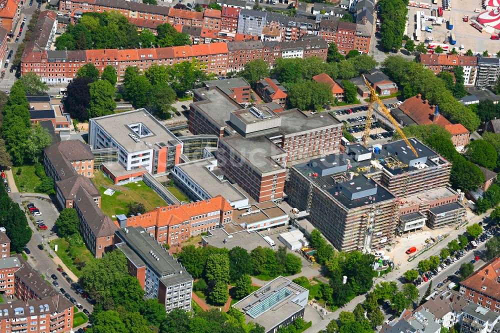 Kiel aus der Vogelperspektive: Baustelle zur Sanierung eines Gebäudes auf dem Klinikgelände des Krankenhauses Städtisches Krankenhaus in Kiel im Bundesland Schleswig-Holstein, Deutschland