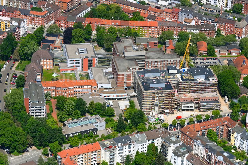 Luftaufnahme Kiel - Baustelle zur Sanierung eines Gebäudes auf dem Klinikgelände des Krankenhauses Städtisches Krankenhaus in Kiel im Bundesland Schleswig-Holstein, Deutschland