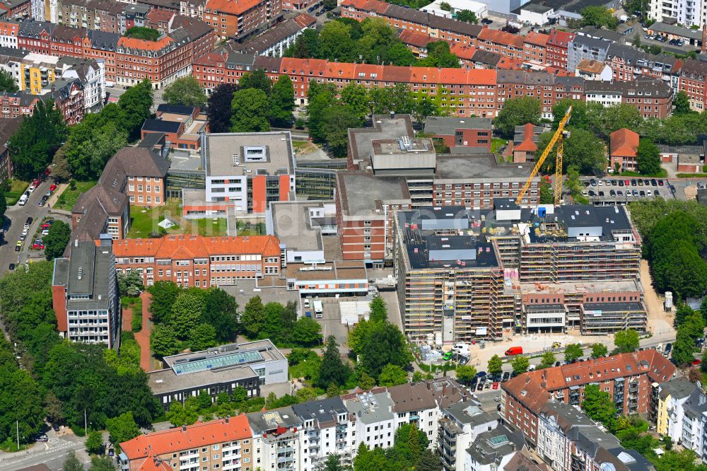 Kiel von oben - Baustelle zur Sanierung eines Gebäudes auf dem Klinikgelände des Krankenhauses Städtisches Krankenhaus in Kiel im Bundesland Schleswig-Holstein, Deutschland