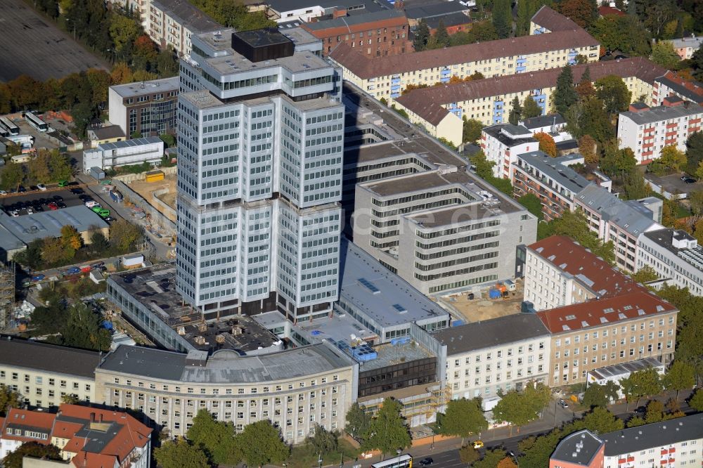 Luftbild Berlin - Baustelle zur Sanierung des Hochhaus- Gebäudes der Deutschen Rentenversicherung in Berlin