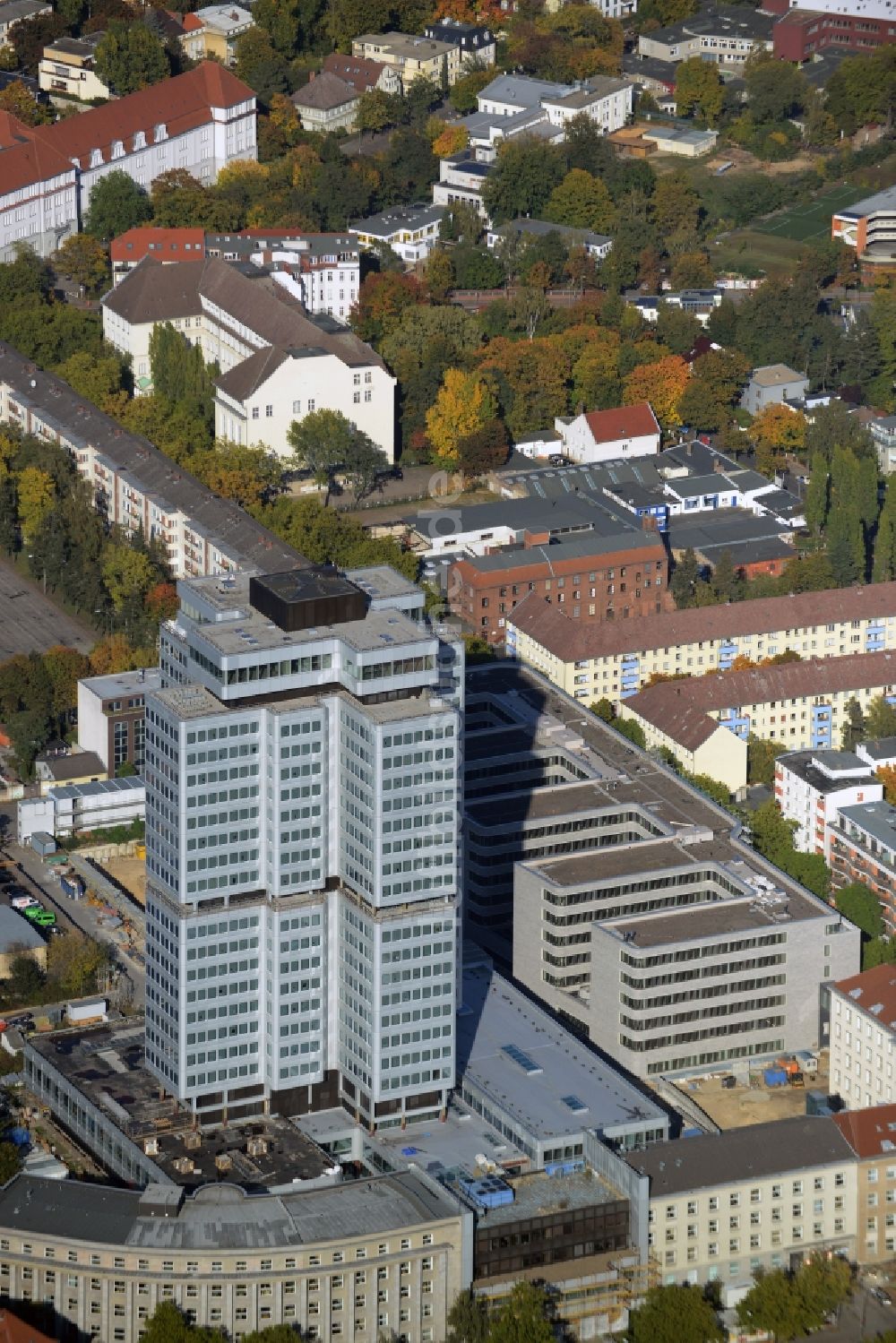 Luftaufnahme Berlin - Baustelle zur Sanierung des Hochhaus- Gebäudes der Deutschen Rentenversicherung in Berlin