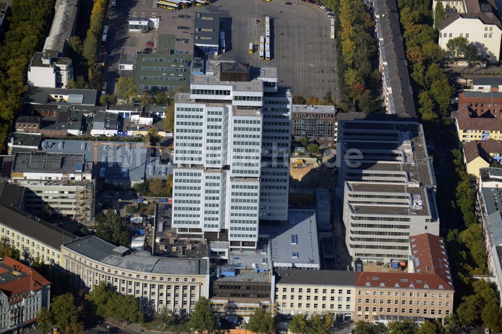 Luftaufnahme Berlin - Baustelle zur Sanierung des Hochhaus- Gebäudes der Deutschen Rentenversicherung in Berlin