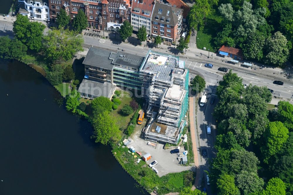 Lübeck von oben - Baustelle zur Sanierung der Hotelanlage Hotel Am Mühlenteich in Lübeck im Bundesland Schleswig-Holstein, Deutschland