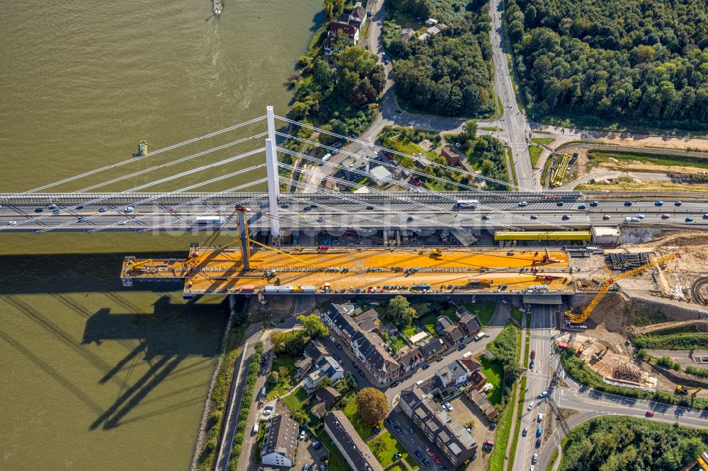 Duisburg von oben - Baustelle zur Sanierung und Instandsetzung der Autobahnbrücke BAB A40 Rheinbrücke Duisburg-Neuenkamp im Ortsteil Homberg in Duisburg im Bundesland Nordrhein-Westfalen, Deutschland