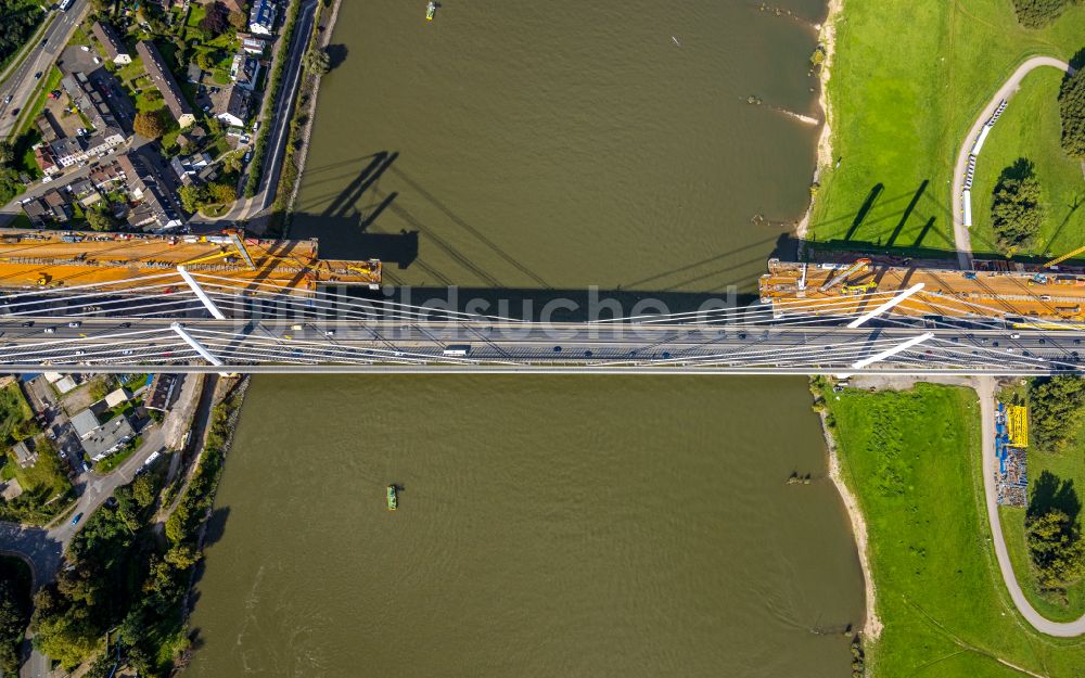 Duisburg aus der Vogelperspektive: Baustelle zur Sanierung und Instandsetzung der Autobahnbrücke BAB A40 Rheinbrücke Duisburg-Neuenkamp im Ortsteil Homberg in Duisburg im Bundesland Nordrhein-Westfalen, Deutschland