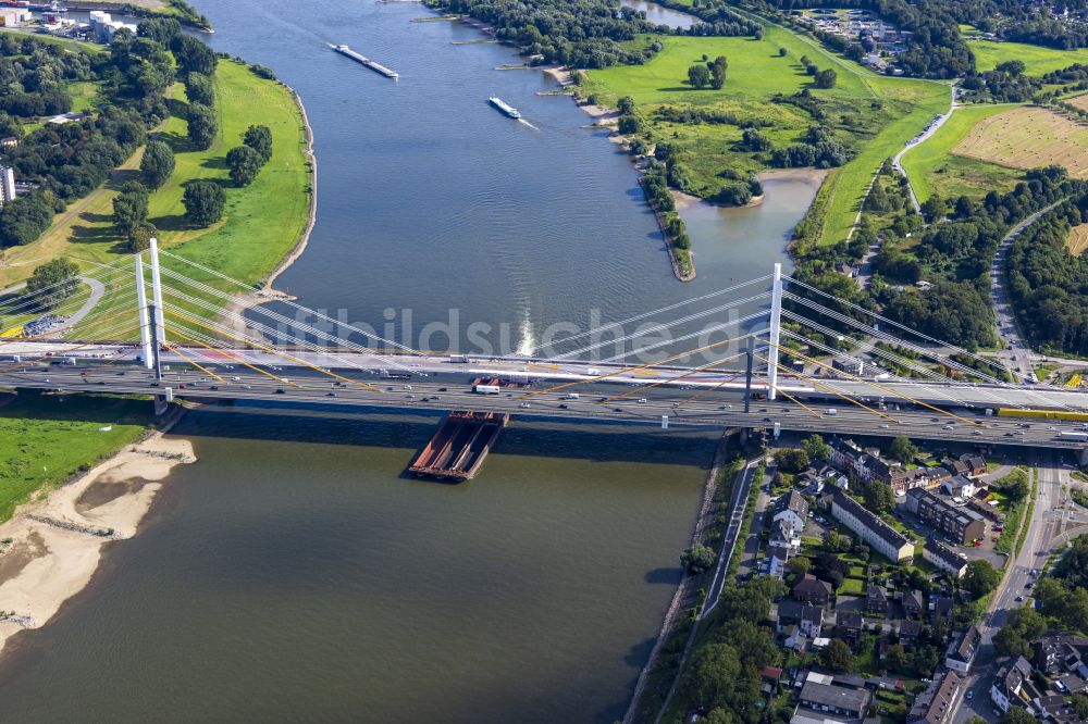 Luftaufnahme Duisburg - Baustelle zur Sanierung und Instandsetzung der Autobahnbrücke BAB A40 Rheinbrücke Duisburg-Neuenkamp im Ortsteil Homberg in Duisburg im Bundesland Nordrhein-Westfalen, Deutschland