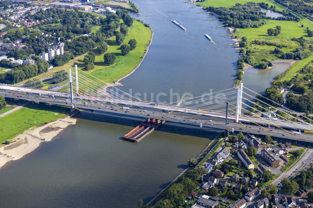 Duisburg von oben - Baustelle zur Sanierung und Instandsetzung der Autobahnbrücke BAB A40 Rheinbrücke Duisburg-Neuenkamp im Ortsteil Homberg in Duisburg im Bundesland Nordrhein-Westfalen, Deutschland