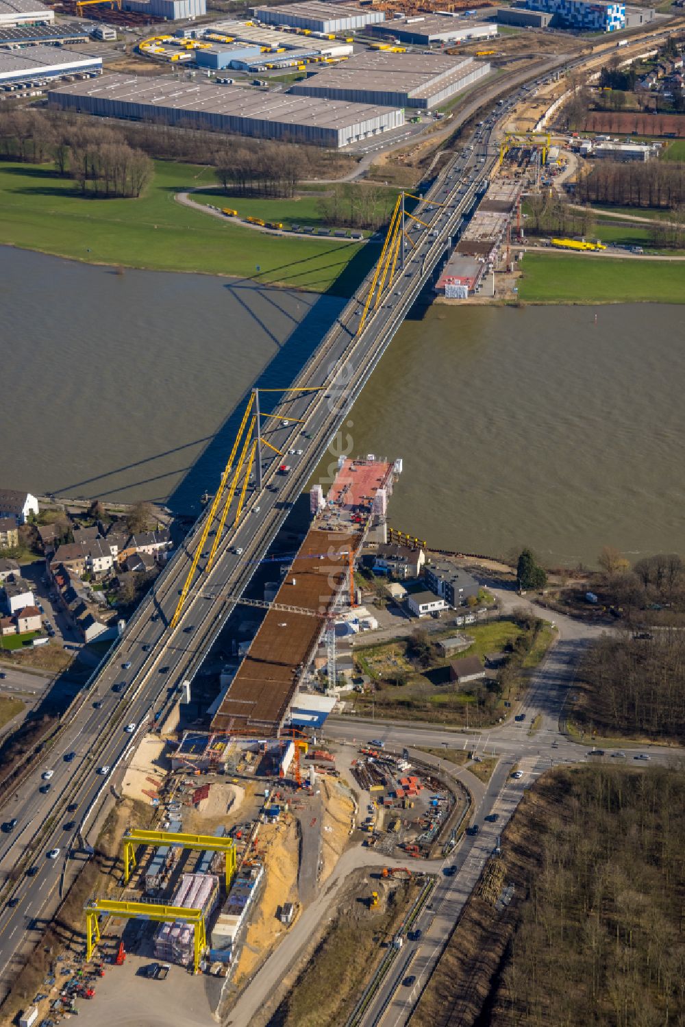 Duisburg aus der Vogelperspektive: Baustelle zur Sanierung und Instandsetzung des Autobahnbrücken BAB A40 Rheinbrücke Duisburg-Neuenkamp in Duisburg im Bundesland Nordrhein-Westfalen, Deutschland