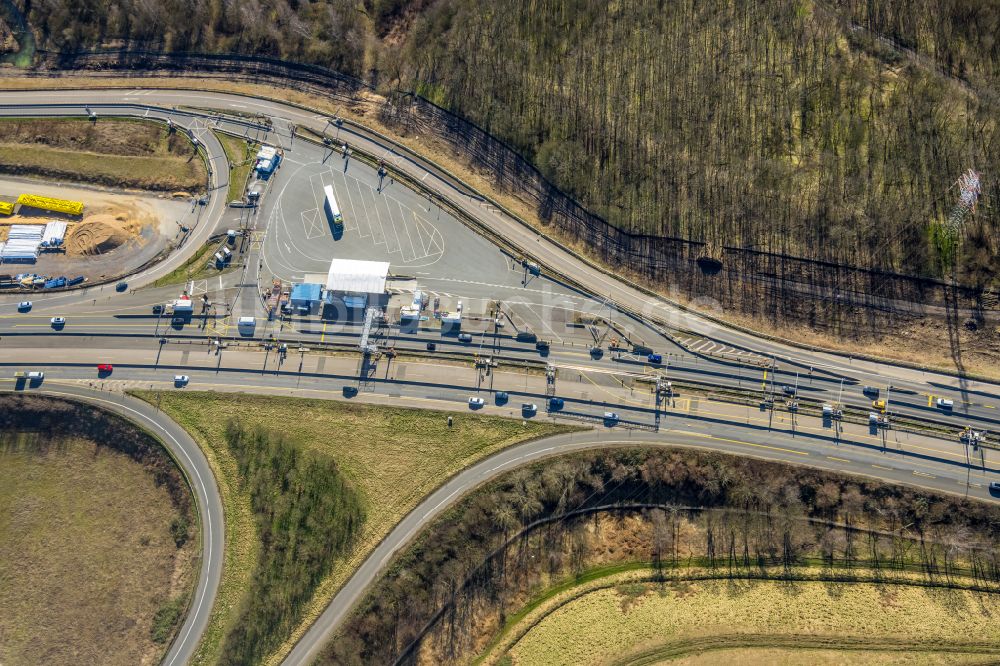 Duisburg von oben - Baustelle zur Sanierung und Instandsetzung des Autobahnbrücken BAB A40 Rheinbrücke Duisburg-Neuenkamp in Duisburg im Bundesland Nordrhein-Westfalen, Deutschland