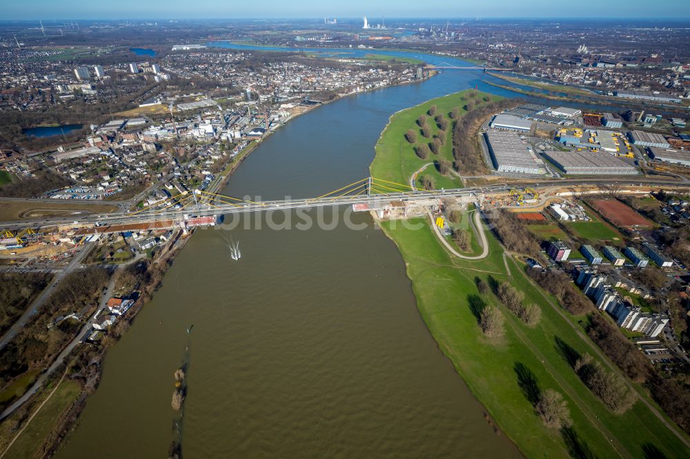 Luftbild Duisburg - Baustelle zur Sanierung und Instandsetzung des Autobahnbrücken BAB A40 Rheinbrücke Duisburg-Neuenkamp in Duisburg im Bundesland Nordrhein-Westfalen, Deutschland