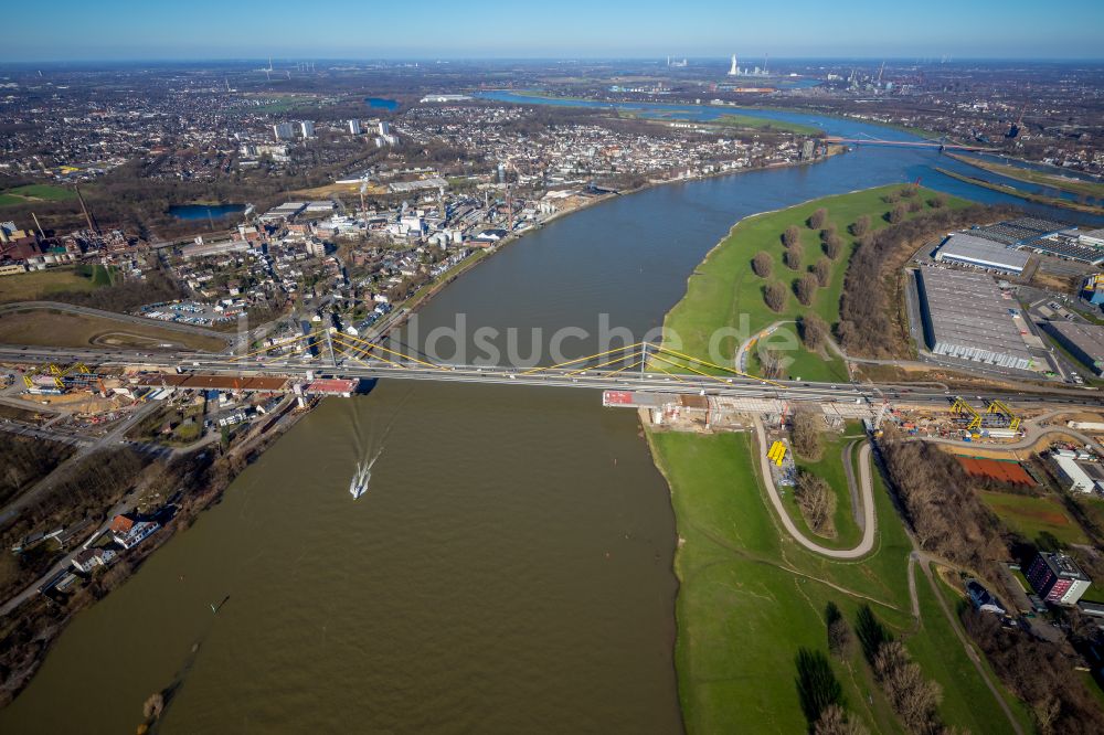 Luftaufnahme Duisburg - Baustelle zur Sanierung und Instandsetzung des Autobahnbrücken BAB A40 Rheinbrücke Duisburg-Neuenkamp in Duisburg im Bundesland Nordrhein-Westfalen, Deutschland