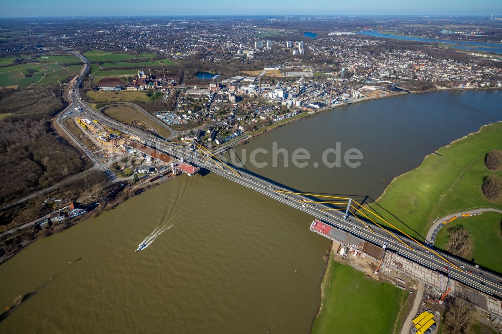 Duisburg von oben - Baustelle zur Sanierung und Instandsetzung des Autobahnbrücken BAB A40 Rheinbrücke Duisburg-Neuenkamp in Duisburg im Bundesland Nordrhein-Westfalen, Deutschland