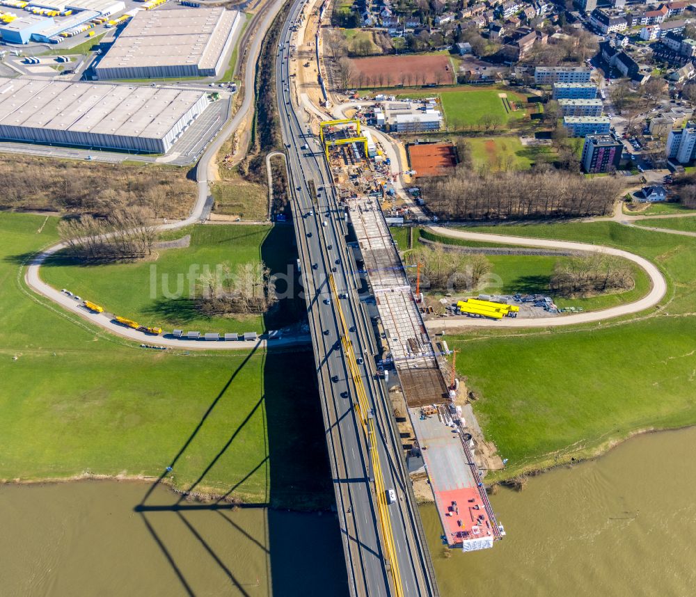 Duisburg von oben - Baustelle zur Sanierung und Instandsetzung des Autobahnbrücken BAB A40 Rheinbrücke Duisburg-Neuenkamp in Duisburg im Bundesland Nordrhein-Westfalen, Deutschland