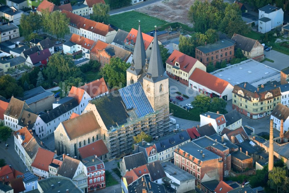 Luftbild Calbe (Saale) - Baustelle zur Sanierung des Kirchengebäude der Kirche St. Stephanie Calbe in der Kirchgasse in Calbe (Saale) im Bundesland Sachsen-Anhalt, Deutschland