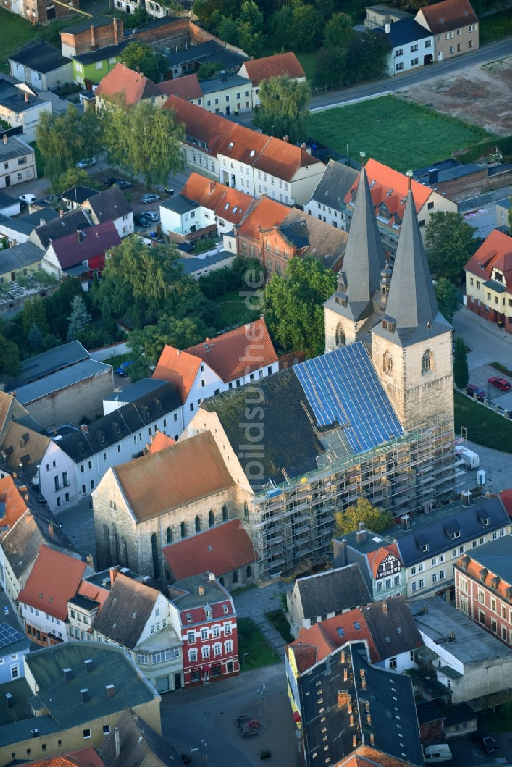 Luftaufnahme Calbe (Saale) - Baustelle zur Sanierung des Kirchengebäude der Kirche St. Stephanie Calbe in der Kirchgasse in Calbe (Saale) im Bundesland Sachsen-Anhalt, Deutschland