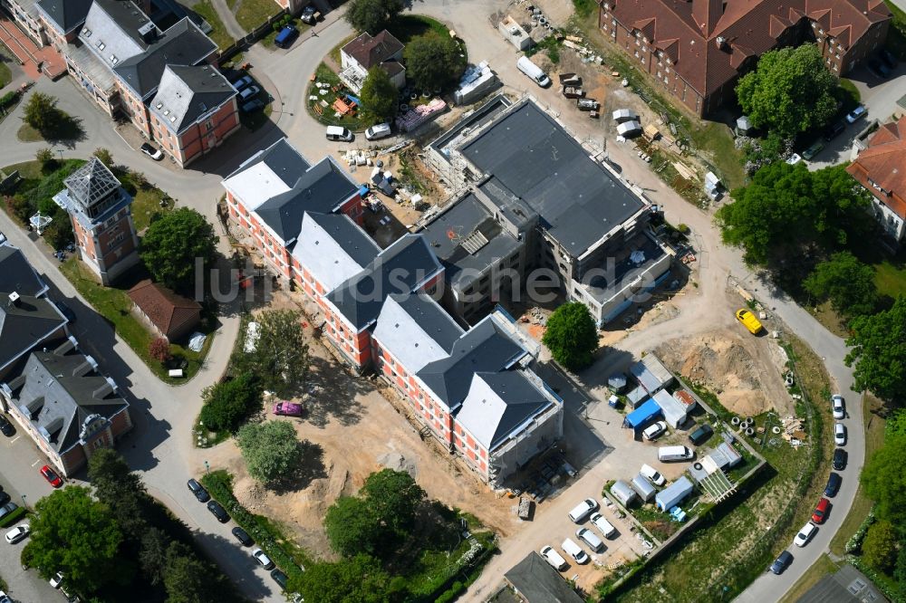 Luftbild Schwerin - Baustelle zur Sanierung eines Klinikgebäude auf dem Klinikgelände des Krankenhauses HELIOS Kliniken Schwerin in Schwerin im Bundesland Mecklenburg-Vorpommern, Deutschland