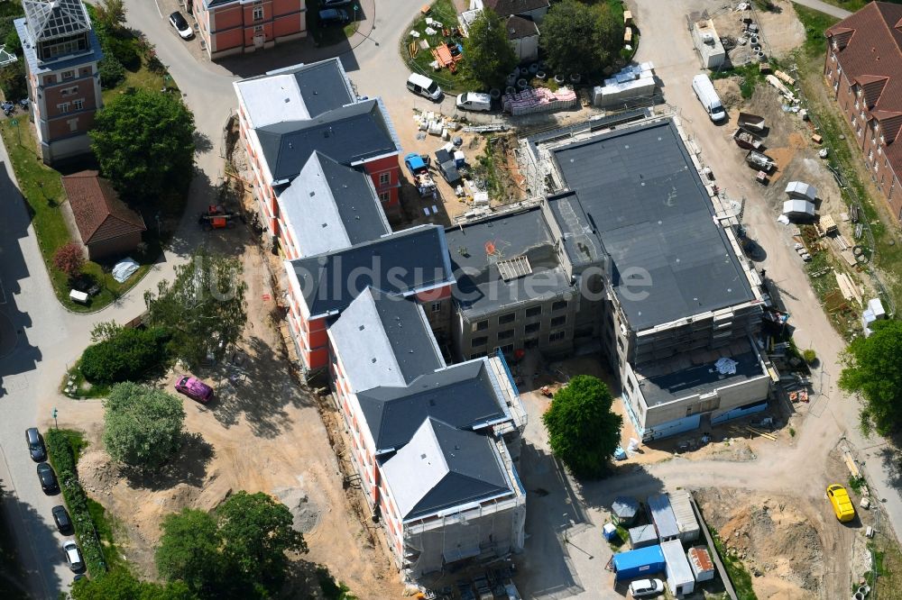 Luftaufnahme Schwerin - Baustelle zur Sanierung eines Klinikgebäude auf dem Klinikgelände des Krankenhauses HELIOS Kliniken Schwerin in Schwerin im Bundesland Mecklenburg-Vorpommern, Deutschland