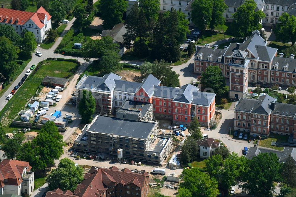 Schwerin aus der Vogelperspektive: Baustelle zur Sanierung eines Klinikgebäude auf dem Klinikgelände des Krankenhauses HELIOS Kliniken Schwerin in Schwerin im Bundesland Mecklenburg-Vorpommern, Deutschland