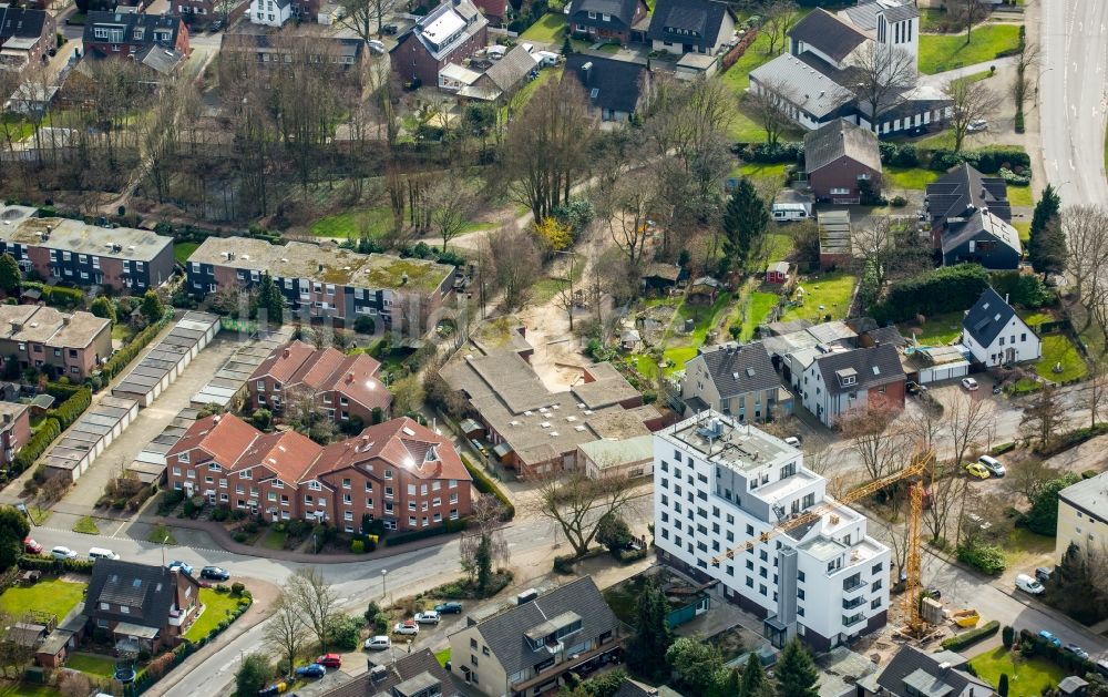 Luftaufnahme Bottrop - Baustelle zur Sanierung eines Mehrfamilienhaus an der Freiligrathstraße in Bottrop im Bundesland Nordrhein-Westfalen, Deutschland