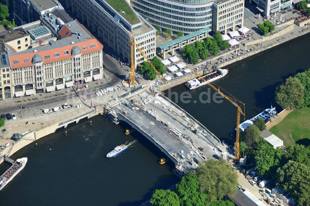 Berlin von oben - Baustelle zur Sanierung und Rekonstruktion der Friedrichsbrücke an der Bodestraße zur Museumsinsel im Bezirk Mitte in Berlin