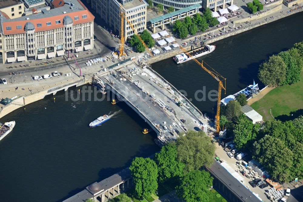 Berlin aus der Vogelperspektive: Baustelle zur Sanierung und Rekonstruktion der Friedrichsbrücke an der Bodestraße zur Museumsinsel im Bezirk Mitte in Berlin