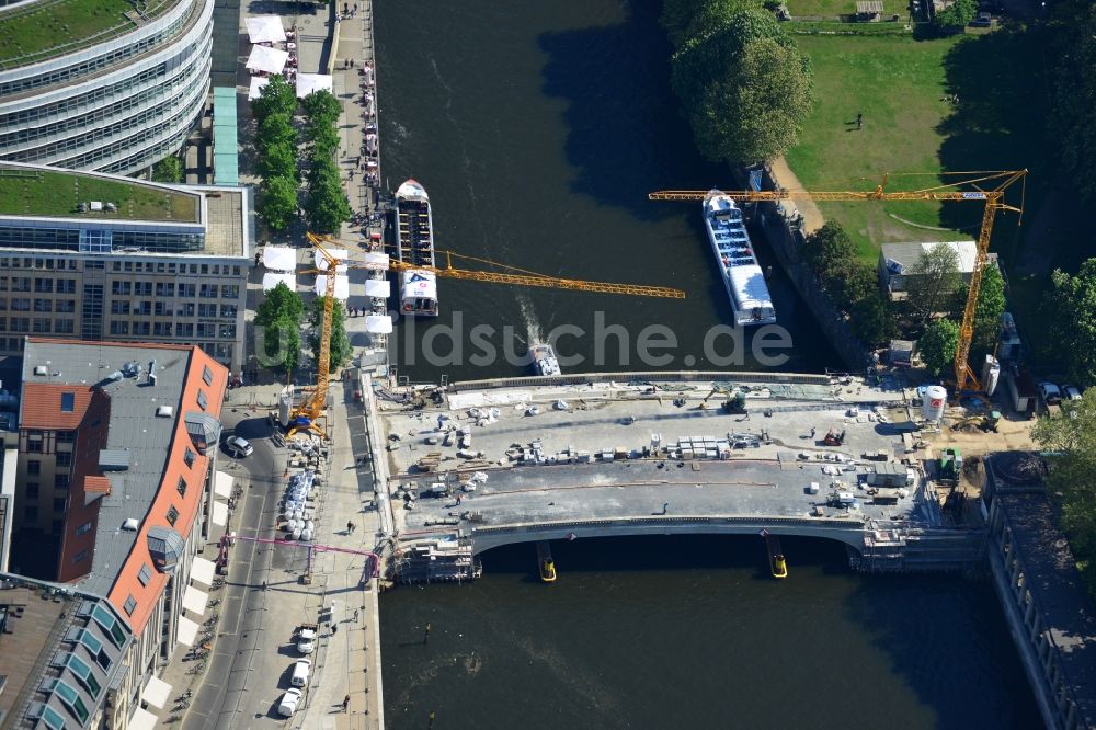 Berlin aus der Vogelperspektive: Baustelle zur Sanierung und Rekonstruktion der Friedrichsbrücke an der Bodestraße zur Museumsinsel im Bezirk Mitte in Berlin