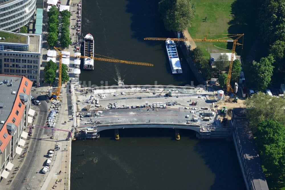 Luftaufnahme Berlin - Baustelle zur Sanierung und Rekonstruktion der Friedrichsbrücke an der Bodestraße zur Museumsinsel im Bezirk Mitte in Berlin