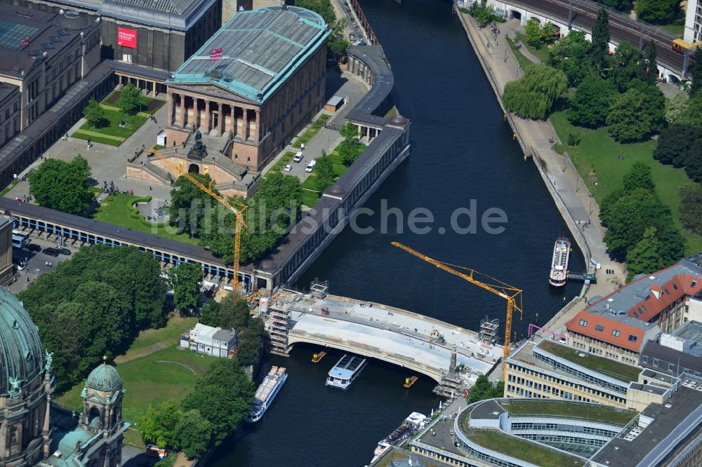 Berlin von oben - Baustelle zur Sanierung und Rekonstruktion der Friedrichsbrücke an der Bodestraße zur Museumsinsel im Bezirk Mitte in Berlin