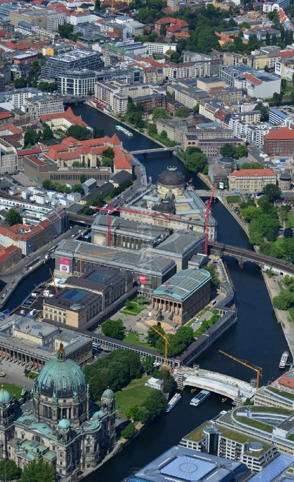 Berlin aus der Vogelperspektive: Baustelle zur Sanierung und Rekonstruktion der Friedrichsbrücke an der Bodestraße zur Museumsinsel im Bezirk Mitte in Berlin