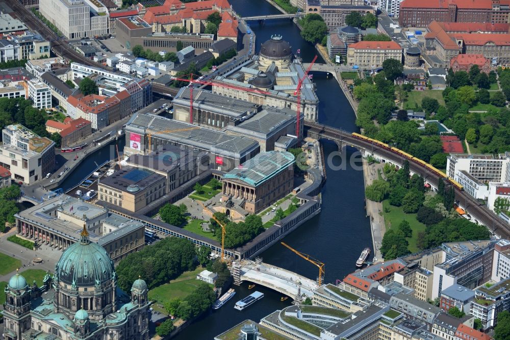 Luftbild Berlin - Baustelle zur Sanierung und Rekonstruktion der Friedrichsbrücke an der Bodestraße zur Museumsinsel im Bezirk Mitte in Berlin