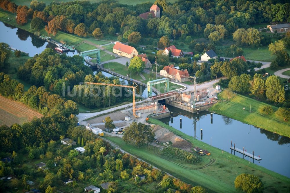 Luftaufnahme Calbe (Saale) - Baustelle zur Sanierung der Schleusenanlagen am Ufer der Wasserstraße der Saale in Calbe (Saale) im Bundesland Sachsen-Anhalt, Deutschland