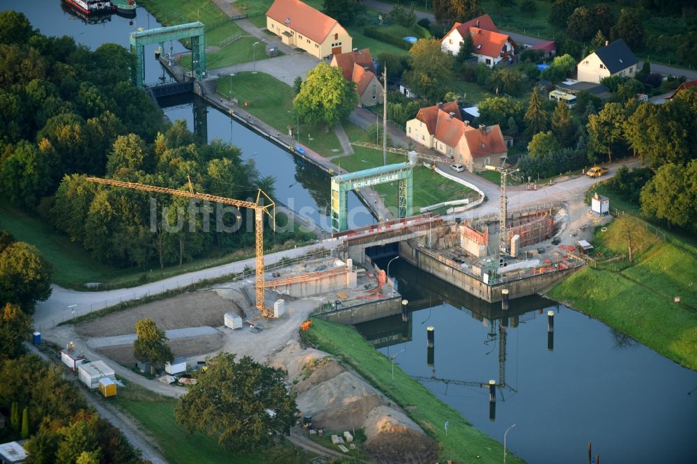 Calbe (Saale) von oben - Baustelle zur Sanierung der Schleusenanlagen am Ufer der Wasserstraße der Saale in Calbe (Saale) im Bundesland Sachsen-Anhalt, Deutschland