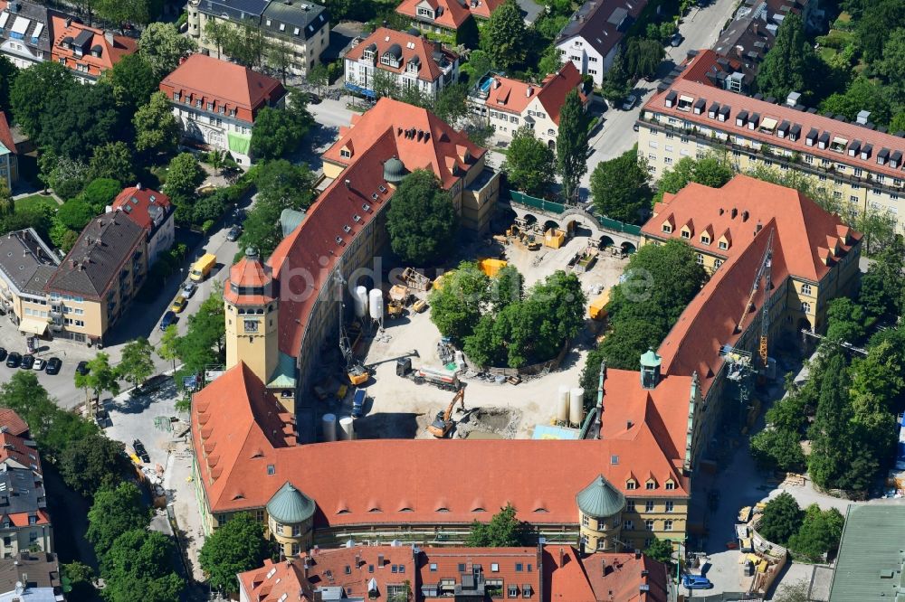 München aus der Vogelperspektive: Baustelle zur Sanierung des Staatl. Maximiliansgymnasium München an der Karl-Theodor-Straße in München im Bundesland Bayern, Deutschland