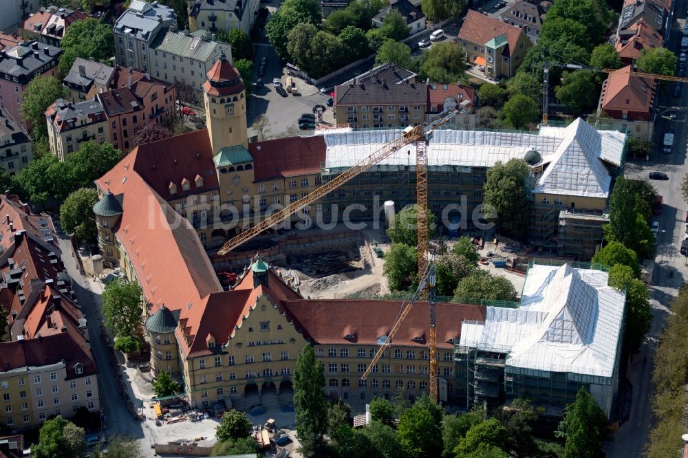 Luftbild München - Baustelle zur Sanierung des Staatl. Maximiliansgymnasium München an der Karl-Theodor-Straße in München im Bundesland Bayern, Deutschland