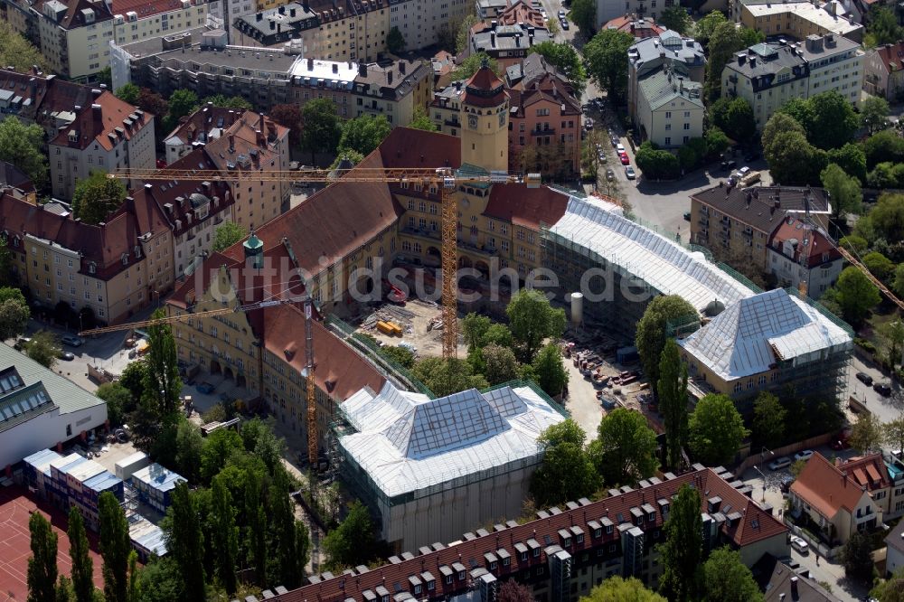 Luftaufnahme München - Baustelle zur Sanierung des Staatl. Maximiliansgymnasium München an der Karl-Theodor-Straße in München im Bundesland Bayern, Deutschland