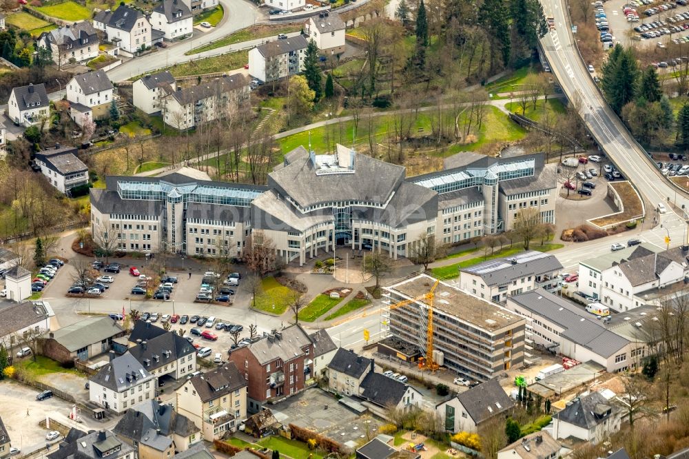 Meschede von oben - Baustelle zur Sanierung für ein Wohn- und Bürogebäude an der Steinstraße in Meschede im Bundesland Nordrhein-Westfalen, Deutschland