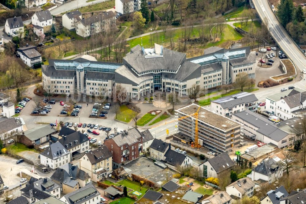 Meschede aus der Vogelperspektive: Baustelle zur Sanierung für ein Wohn- und Bürogebäude an der Steinstraße in Meschede im Bundesland Nordrhein-Westfalen, Deutschland