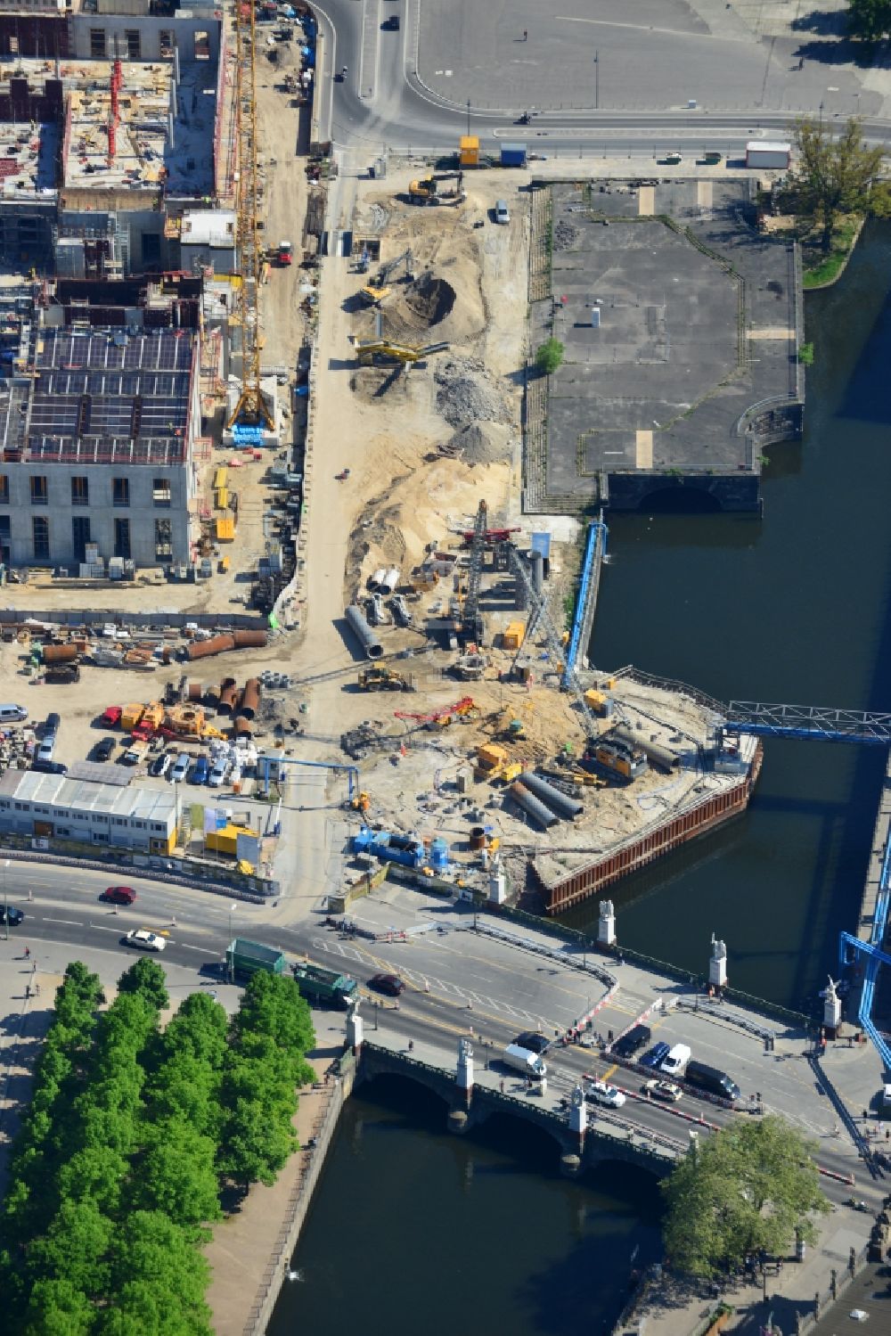 Luftaufnahme Berlin - Baustelle zur Sanierung und zur Uferbefestigung an der Schloßbrücke am Kupfergraben im Bezirk Mitte in Berlin