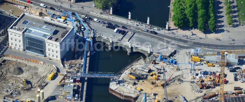 Luftbild Berlin - Baustelle zur Sanierung und zur Uferbefestigung an der Schloßbrücke am Kupfergraben im Bezirk Mitte in Berlin