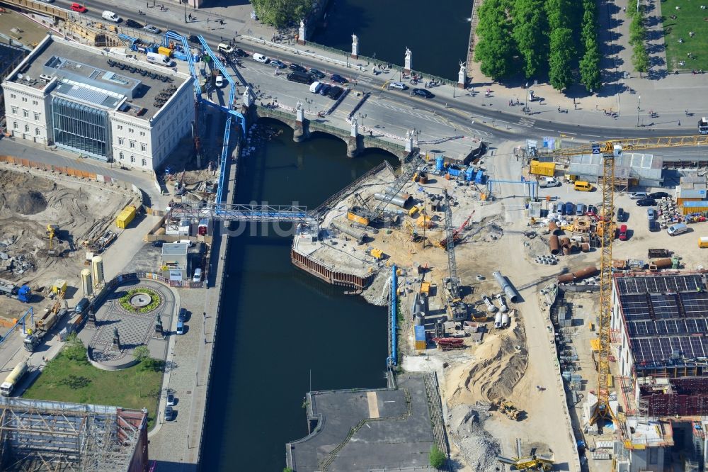 Luftaufnahme Berlin - Baustelle zur Sanierung und zur Uferbefestigung an der Schloßbrücke am Kupfergraben im Bezirk Mitte in Berlin