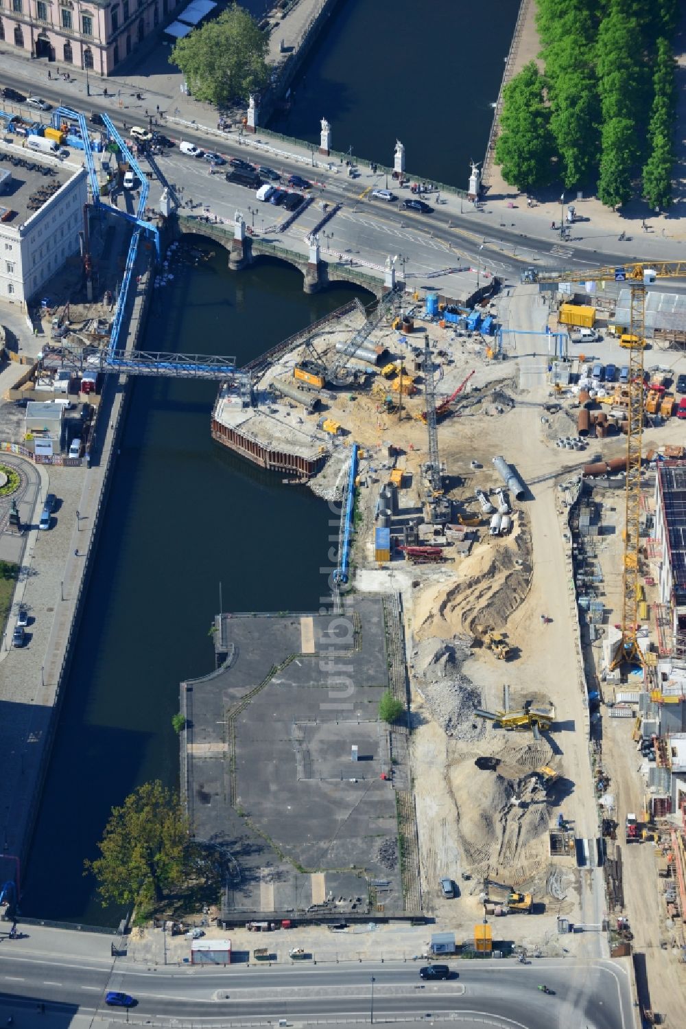 Berlin von oben - Baustelle zur Sanierung und zur Uferbefestigung an der Schloßbrücke am Kupfergraben im Bezirk Mitte in Berlin