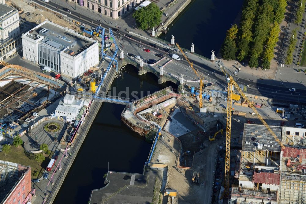 Luftbild Berlin - Baustelle zur Sanierung und zur Uferbefestigung an der Schloßbrücke am Kupfergraben im Bezirk Mitte in Berlin