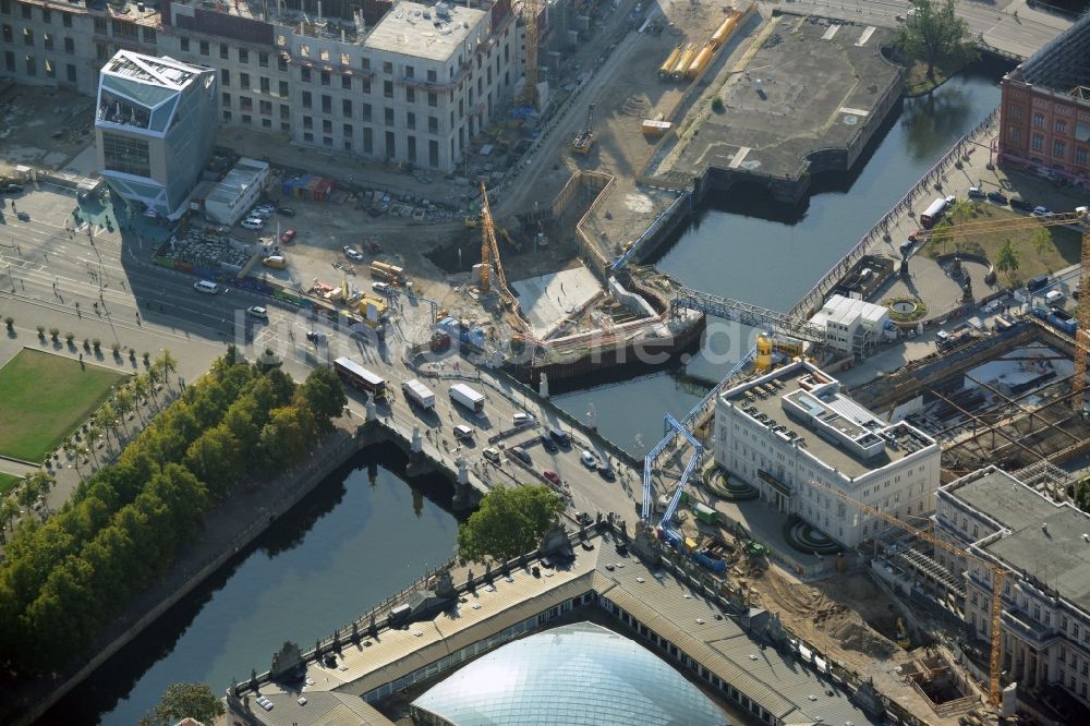 Berlin von oben - Baustelle zur Sanierung und zur Uferbefestigung an der Schloßbrücke am Kupfergraben im Bezirk Mitte in Berlin