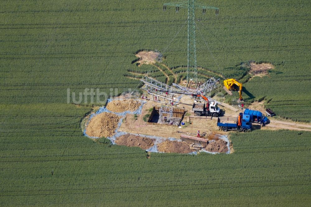 Rosdorf aus der Vogelperspektive: Baustelle zur Strommast- Montage in Rosdorf im Bundesland Niedersachsen, Deutschland